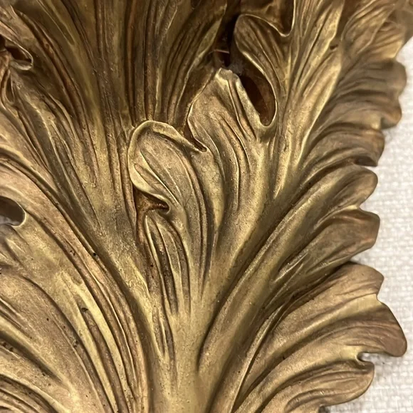 Sophisticated Ornate Wood Gold Gilt Wall Sconce | Antique Gold | 9”H x 7”W x 4”D - Picture 4 of 8